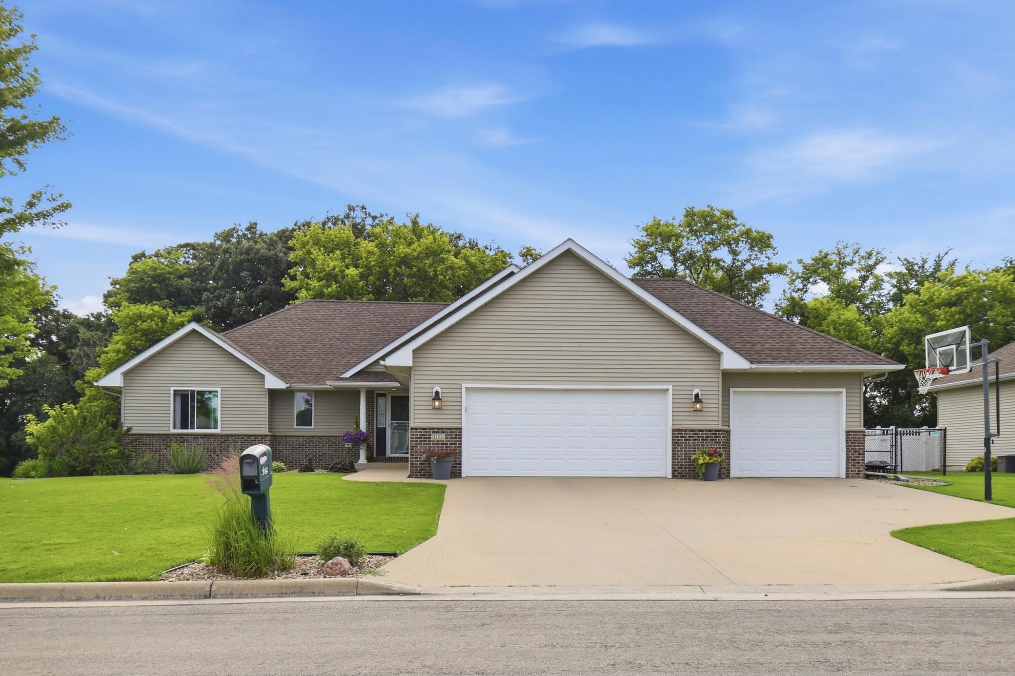 1102 28th Street Southwest Austin, MN 55912 - Photo 2 of 67