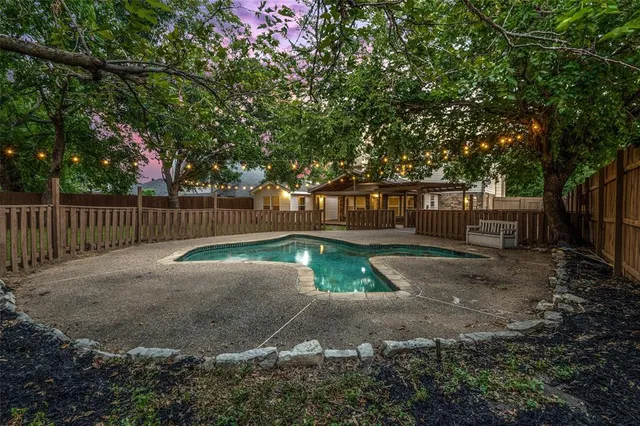 a view of a house with backyard and garden