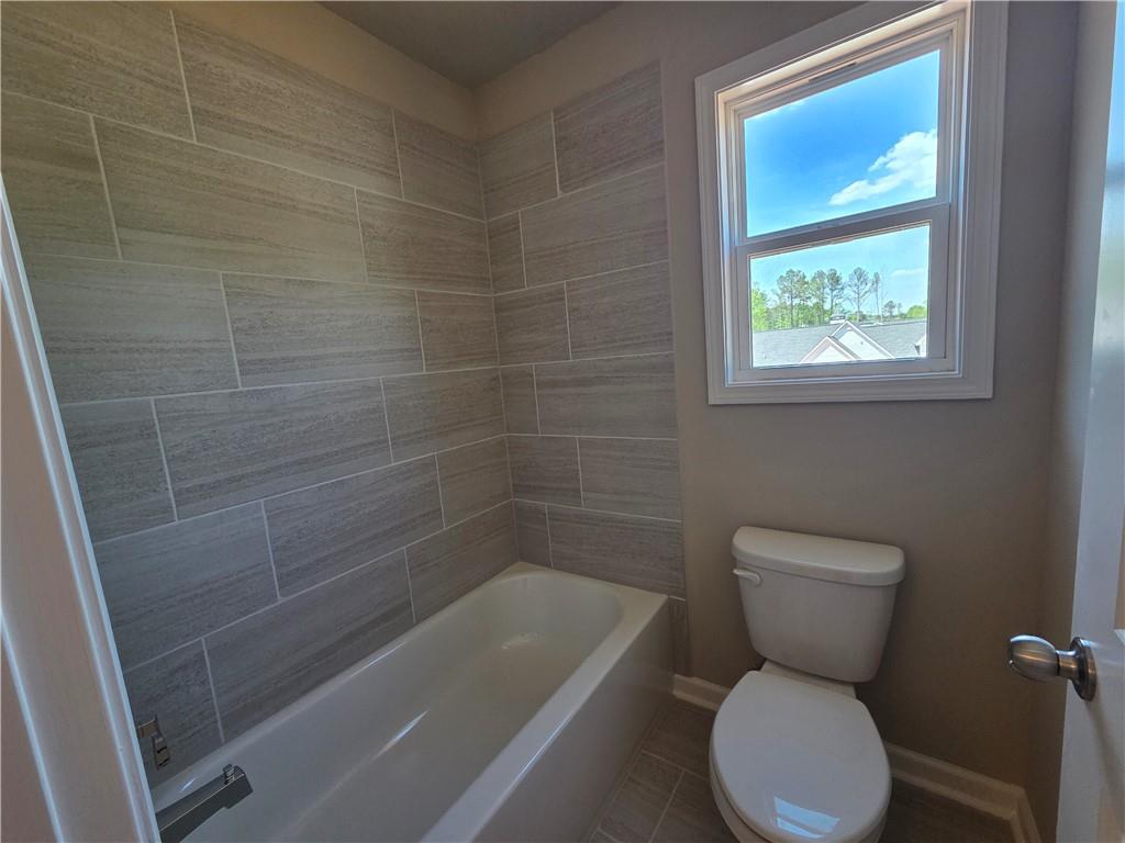 293 Meadows Drive Bethlehem, GA 30620 - Photo 27 of 34 a bathroom with a toilet a sink and bathtub