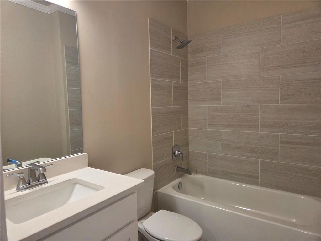 293 Meadows Drive Bethlehem, GA 30620 - Photo 5 of 34 a bathroom with a sink toilet and bathtub