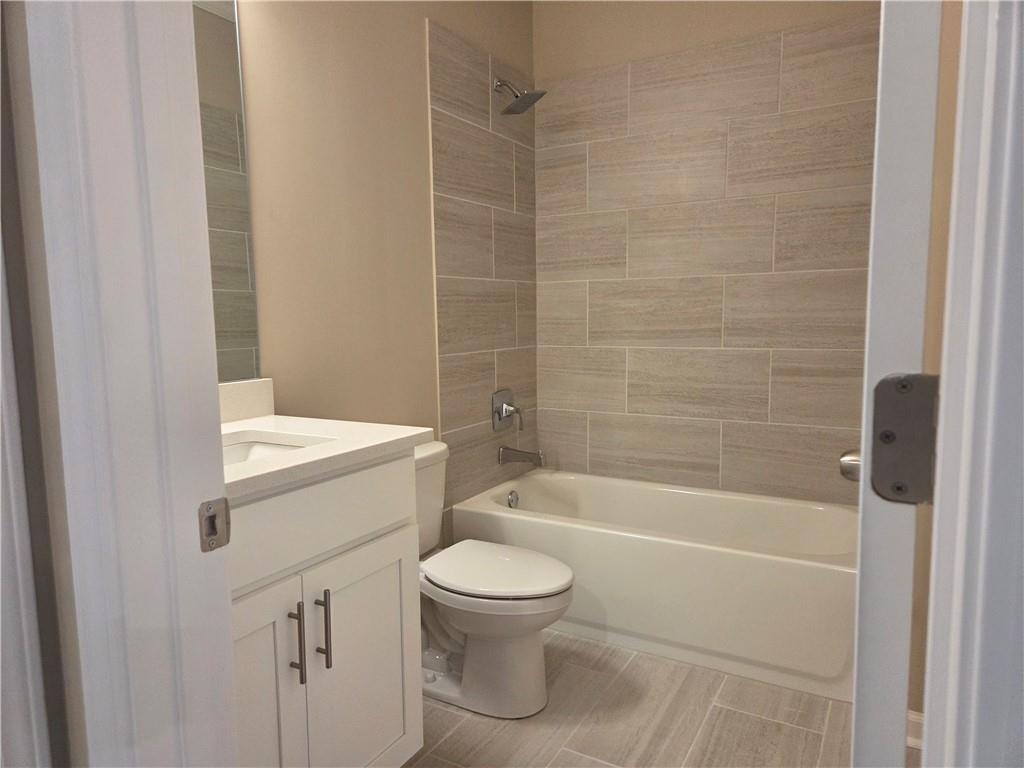 293 Meadows Drive Bethlehem, GA 30620 - Photo 6 of 34 a bathroom with a toilet and a bath tub