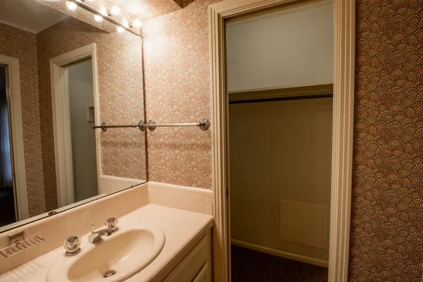 $2,100 | 1127 Lois Street, Kerrville, TX 78028