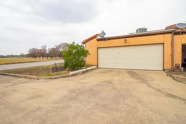 $2,100 | 1127 Lois Street, Kerrville, TX 78028