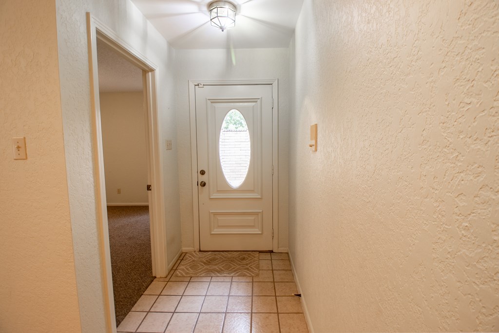 1127 Lois Street Kerrville, TX 78028 - Photo 3 of 23 an empty room with mirror