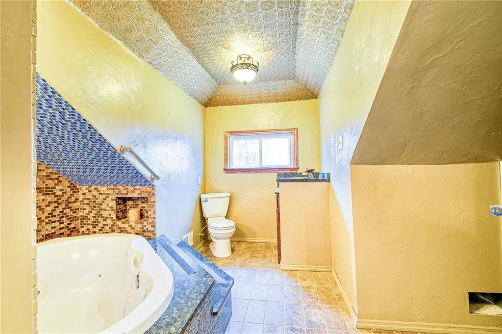 545 Fort Couch Road Pittsburgh, PA 15241 - Photo 13 of 21 Upstairs Full Bath