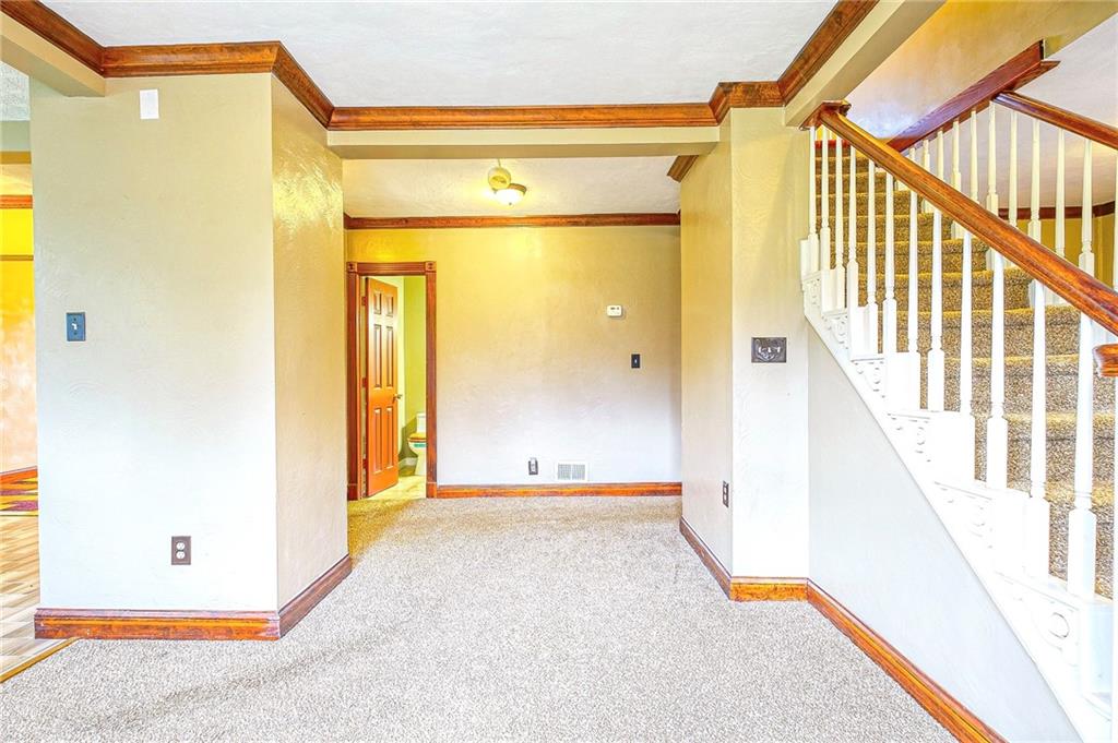 545 Fort Couch Road Pittsburgh, PA 15241 - Photo 3 of 21 Living Room or Dining Room