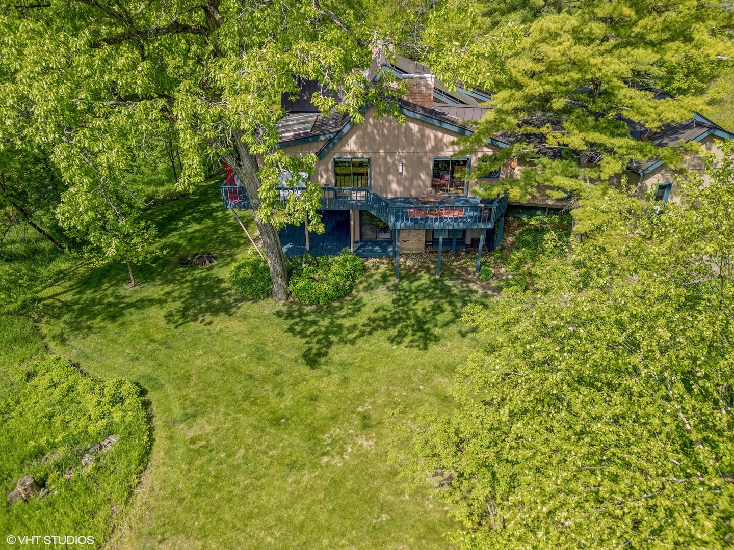 284 Oxford Road North Barrington, IL 60010 - Photo 2 of 48 a backyard of a house with table and chairs