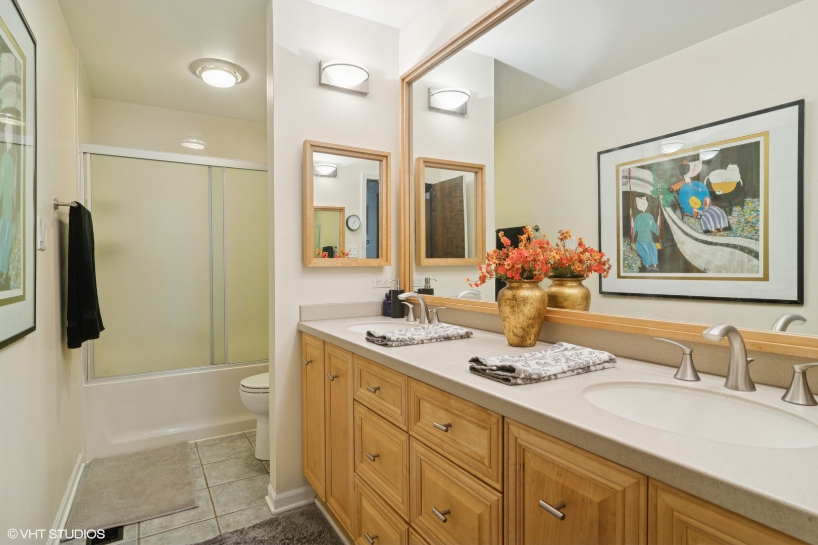 284 Oxford Road North Barrington, IL 60010 - Photo 24 of 48 a bathroom with a tub a sink and mirror