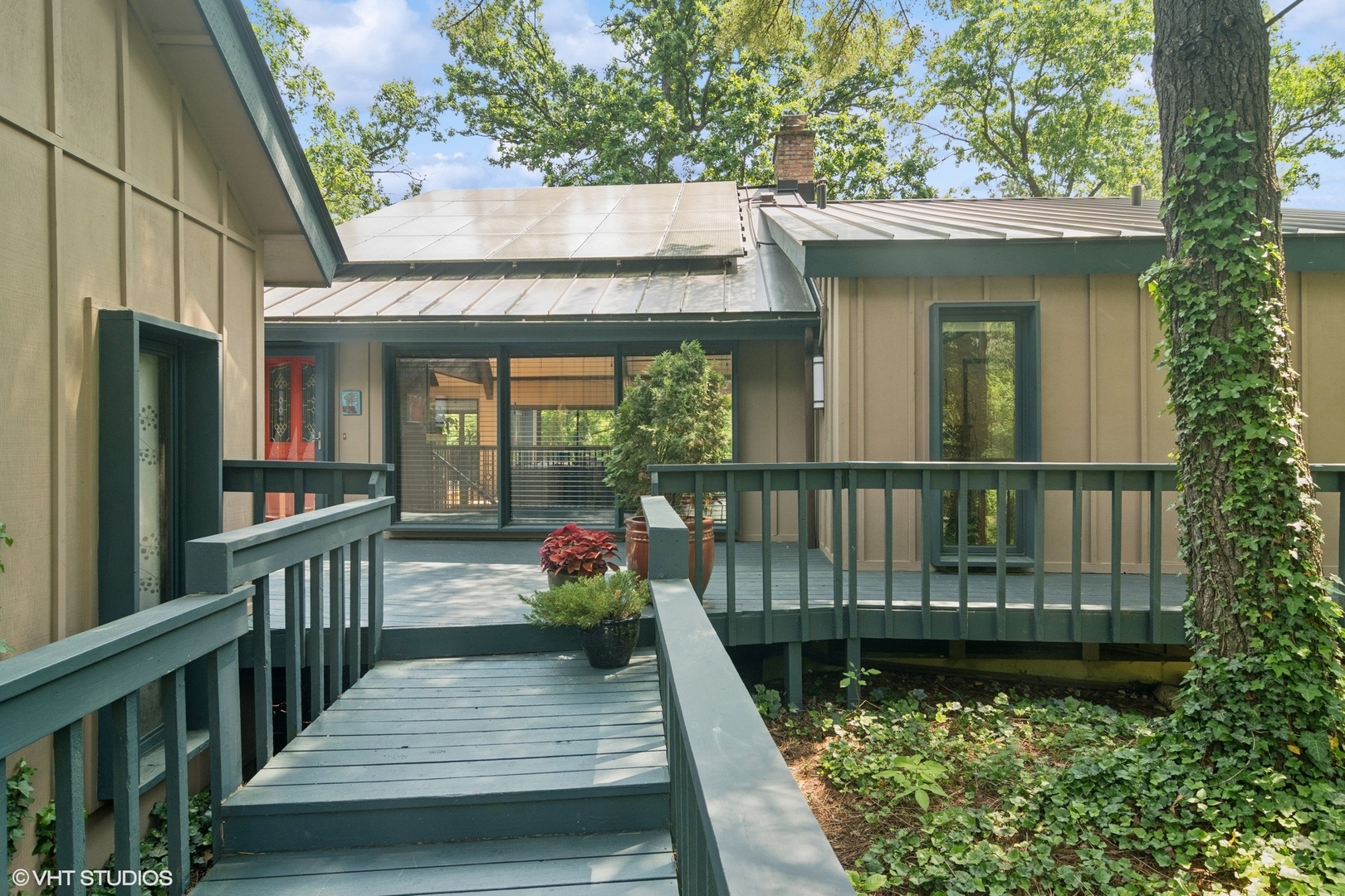 284 Oxford Road North Barrington, IL 60010 - Photo 3 of 48 a view of a chair and tables in the balcony