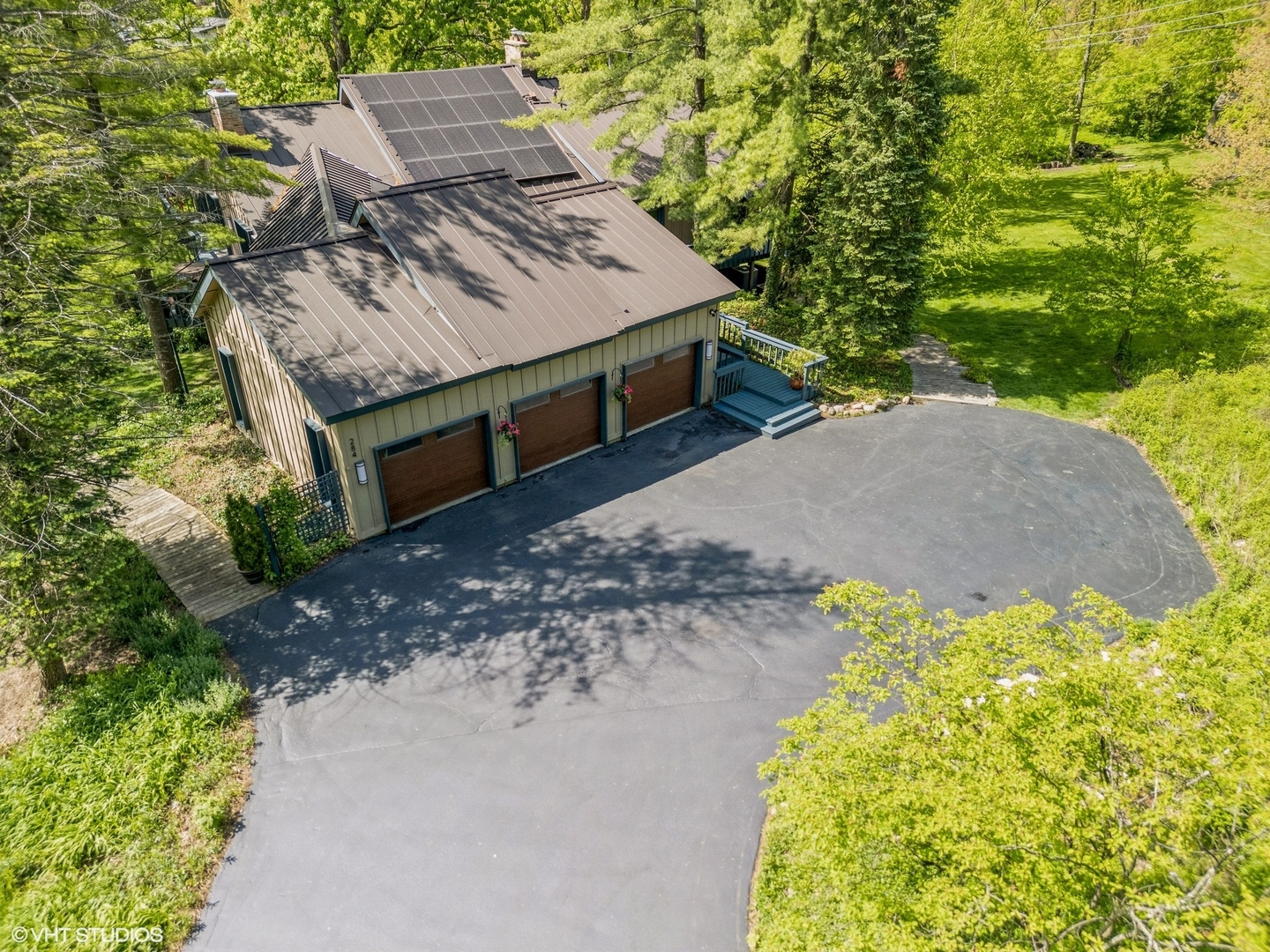 284 Oxford Road North Barrington, IL 60010 - Photo 33 of 48 a view of a garden with an outdoor space