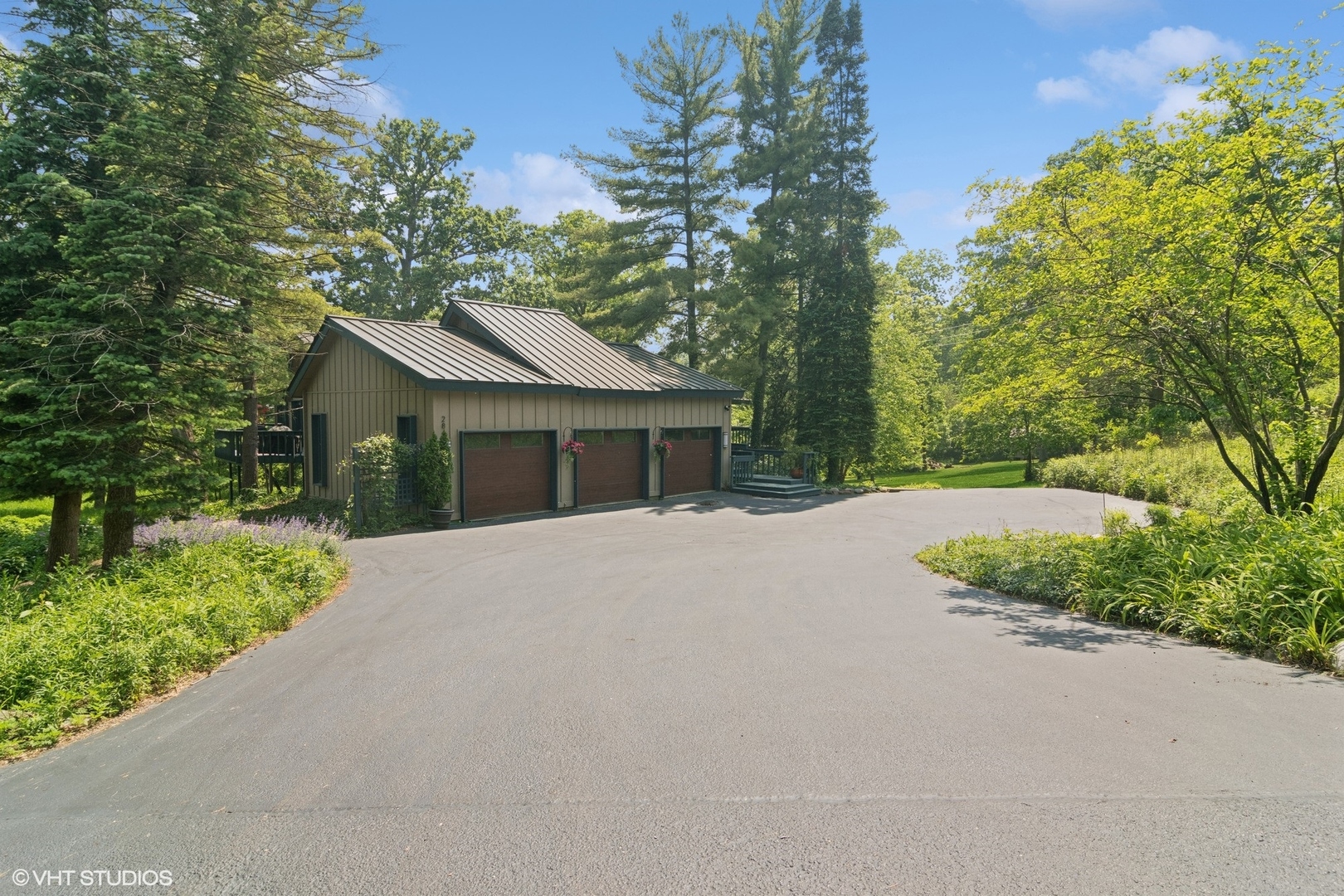 284 Oxford Road North Barrington, IL 60010 - Photo 34 of 48 a front view of a house with a yard and garage