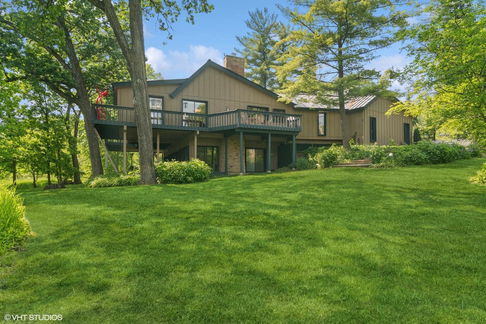 284 Oxford Road North Barrington, IL 60010 - Photo 4 of 48 a front view of a house with a yard