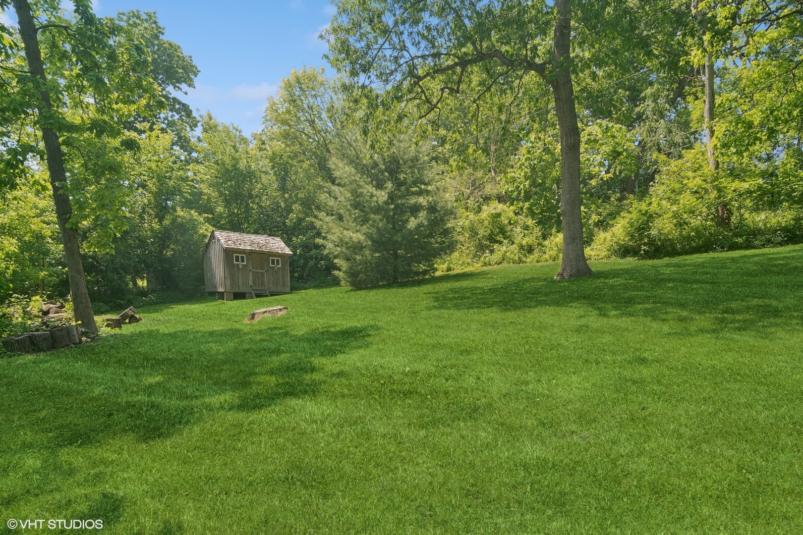 284 Oxford Road North Barrington, IL 60010 - Photo 48 of 48 a view of a backyard with a barn and large trees