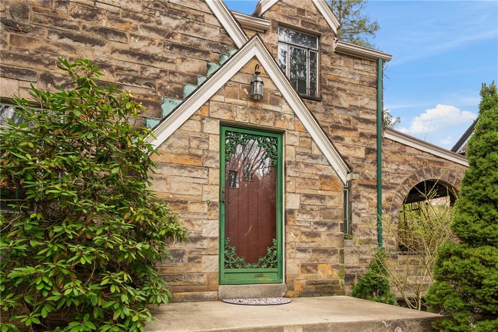 257 Cascade Road Pittsburgh, PA 15221 - Photo 2 of 25 Gallery Image 2