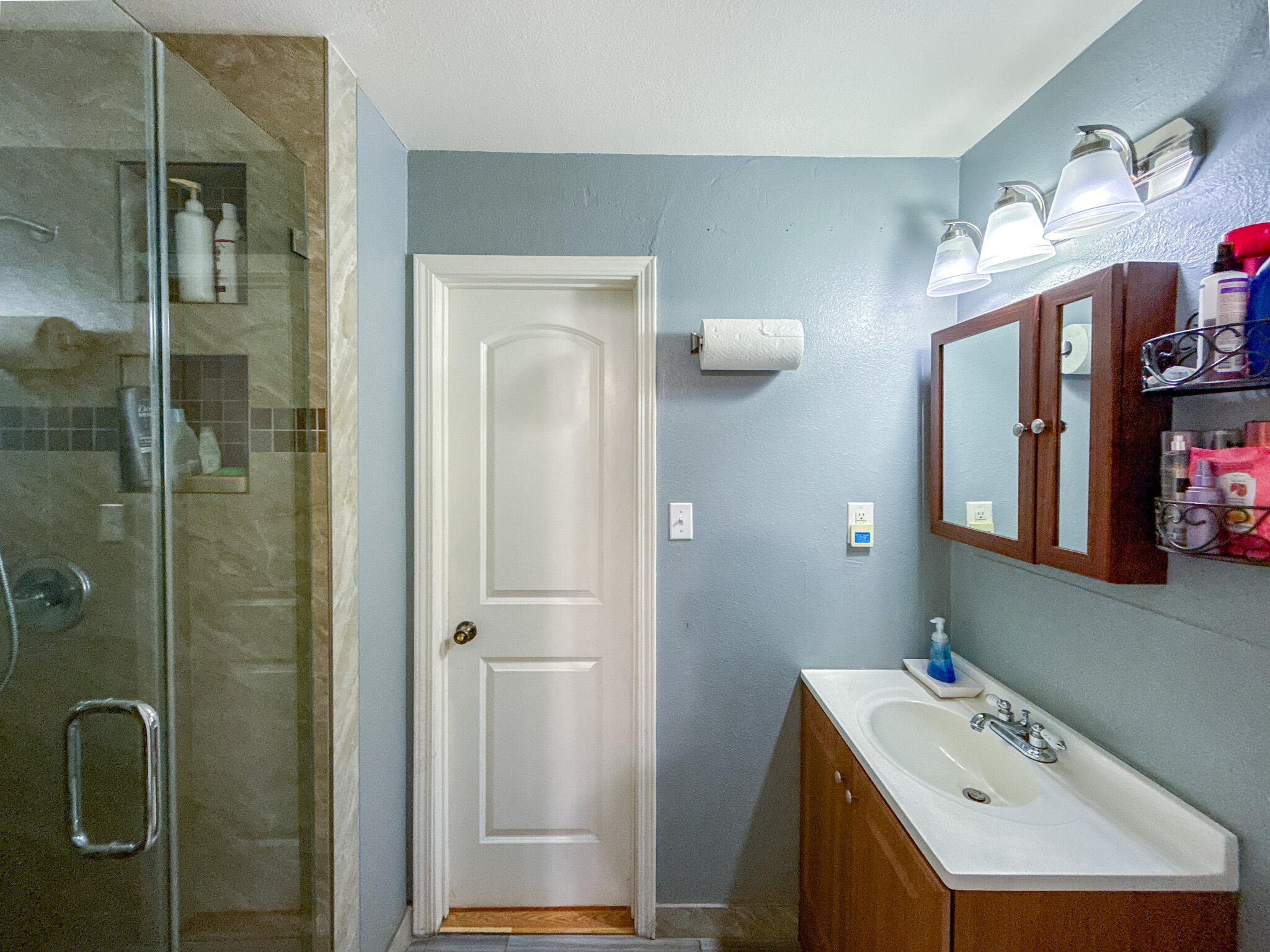45431 Sancroft Avenue Lancaster, CA 93535 - Photo 34 of 49 a bathroom with a sink vanity and a mirror
