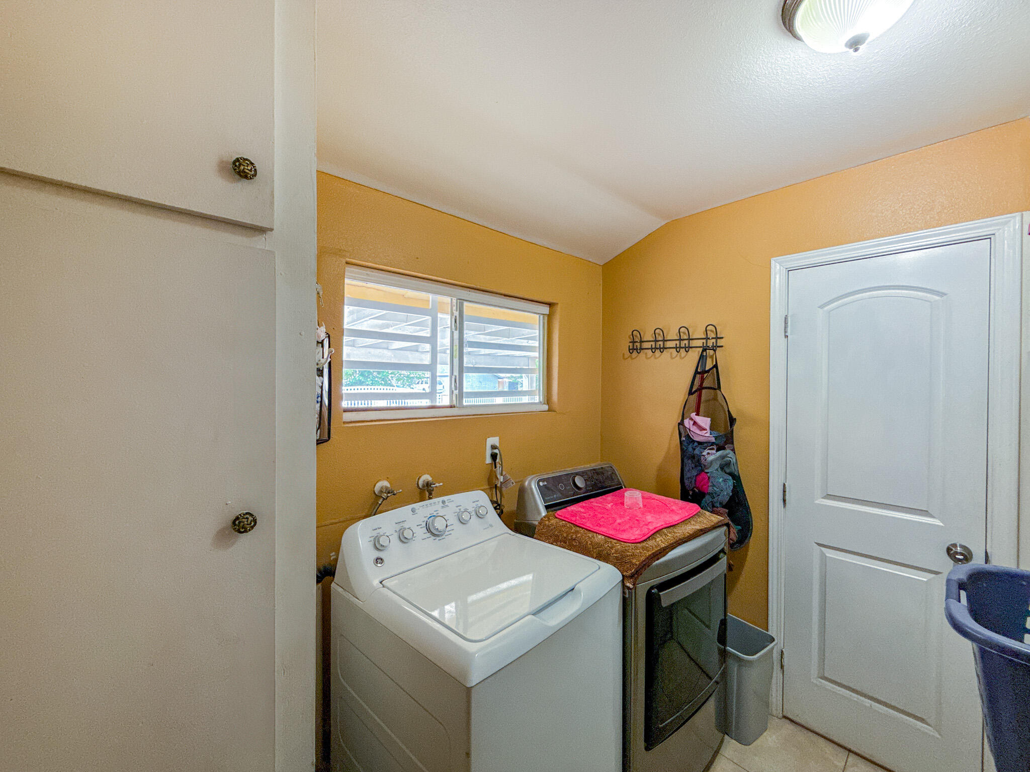 45431 Sancroft Avenue Lancaster, CA 93535 - Photo 35 of 49 a room with a sink and a window