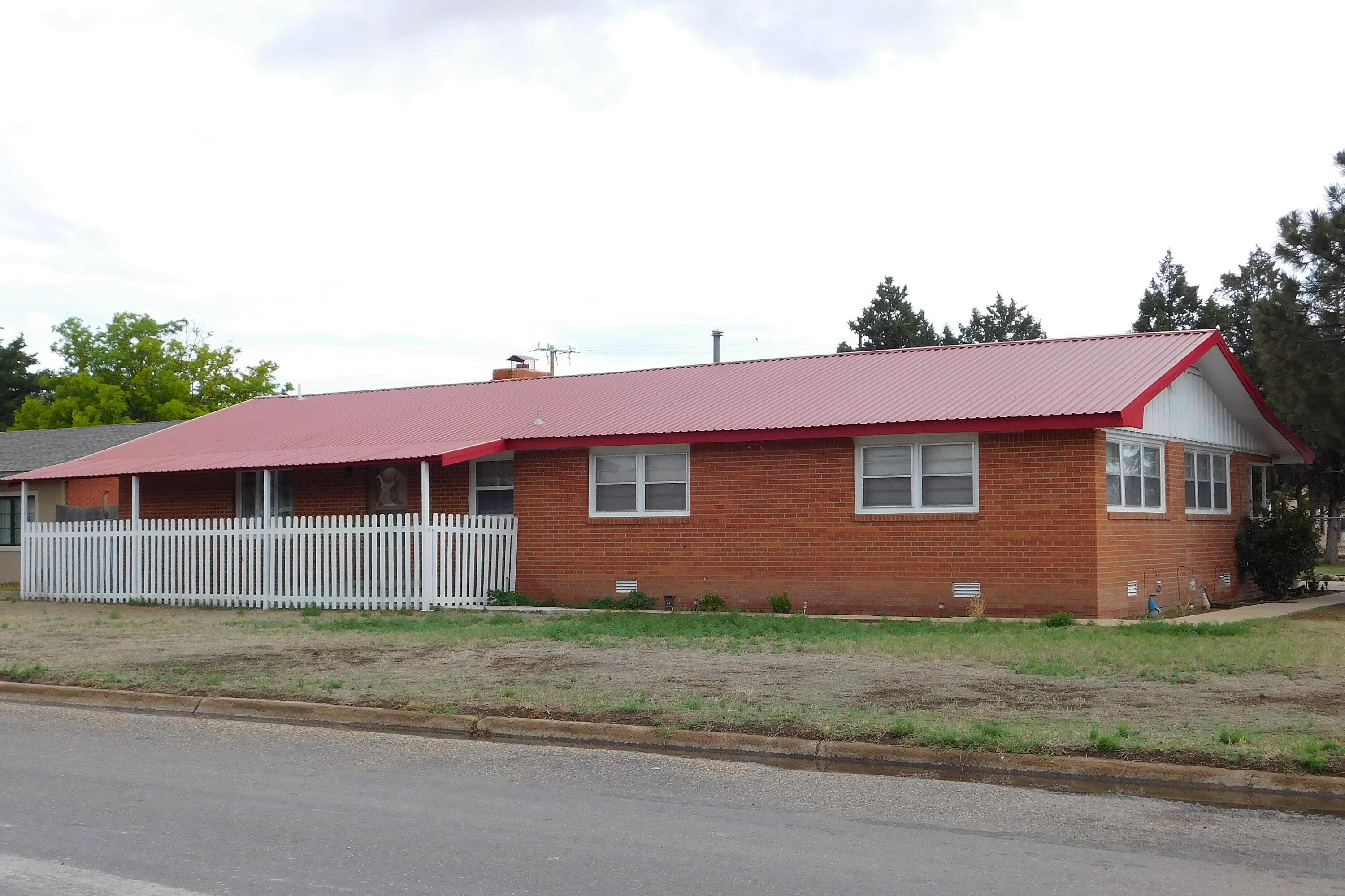 122 West 16th Street Muleshoe, TX 79347 - Photo 4 of 27 a front view of a house with a garden