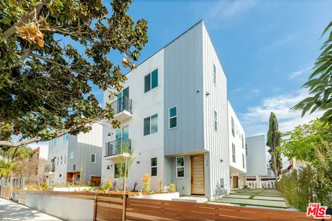 $3,208 | 1238 1/2 North Beachwood Drive, Los Angeles, CA 90038