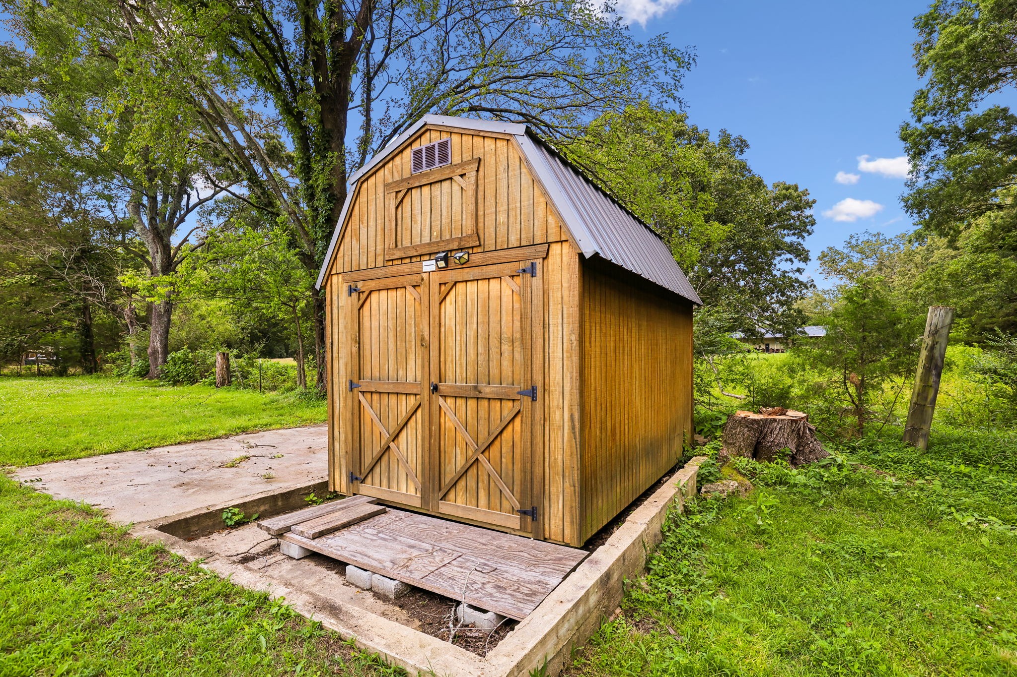 1466 Bible Crossing Road Winchester, TN 37398 - Photo 34 of 42 a view of a tiny house with a yard