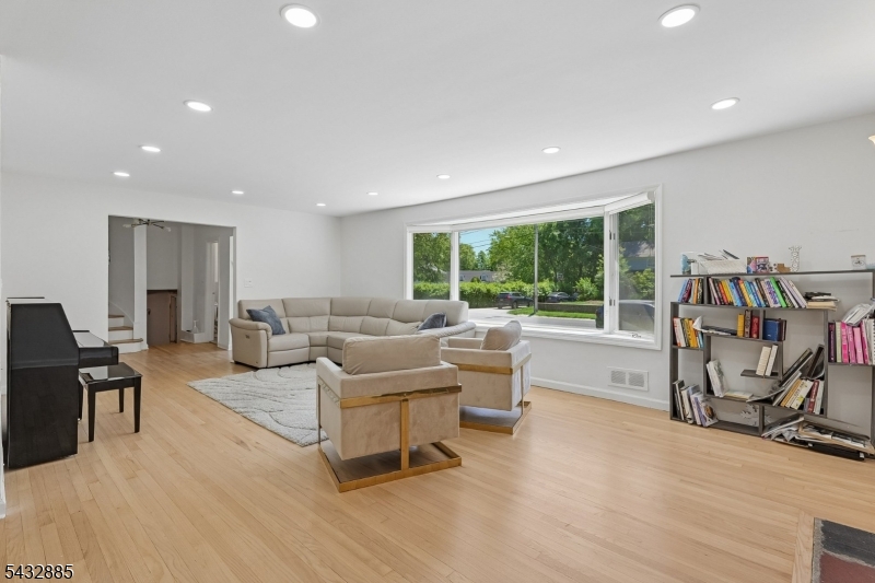 215 Exeter Way Hillside, NJ 07205 - Photo 15 of 34