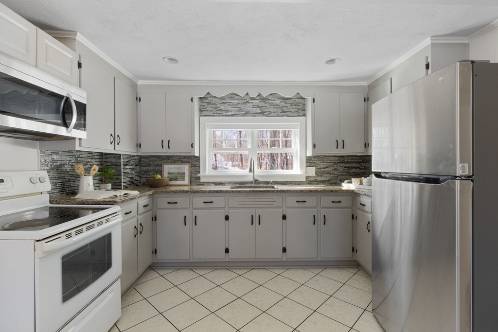 20 Vine Street Ashland, MA 01721 - Photo 8 of 35