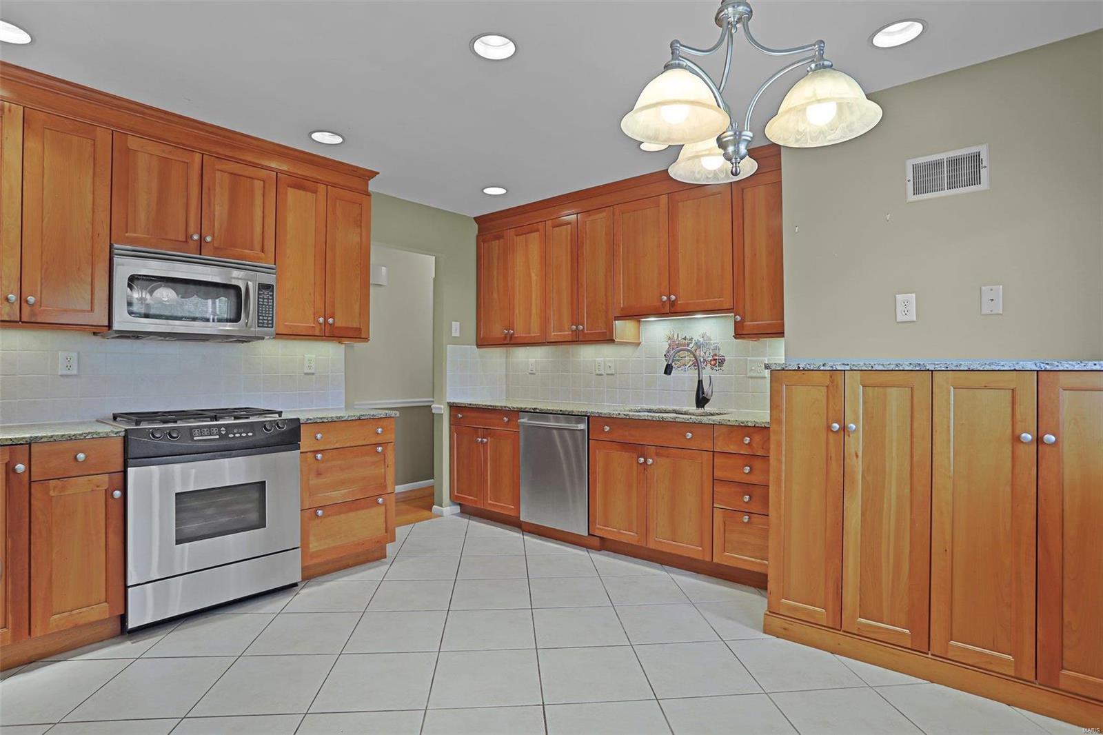 9330 Buxton Drive St. Louis, MO 63126 - Photo 6 of 27