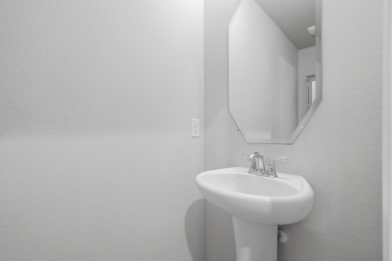 10110 Whitney Reach Drive Rosharon, TX 77583 - Photo 7 of 50 Half Bath