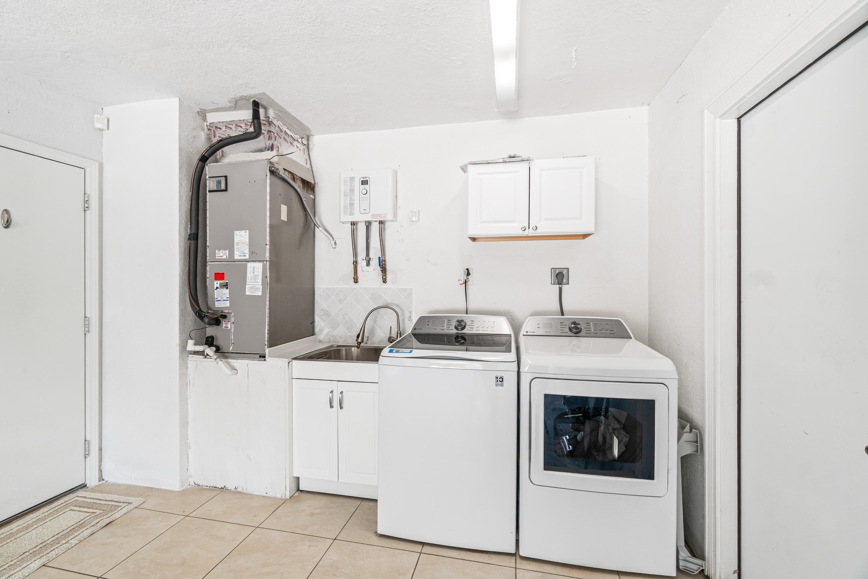 2815 Cormorant Road Delray Beach, FL 33444 - Photo 41 of 50 Laundry / Water Heater