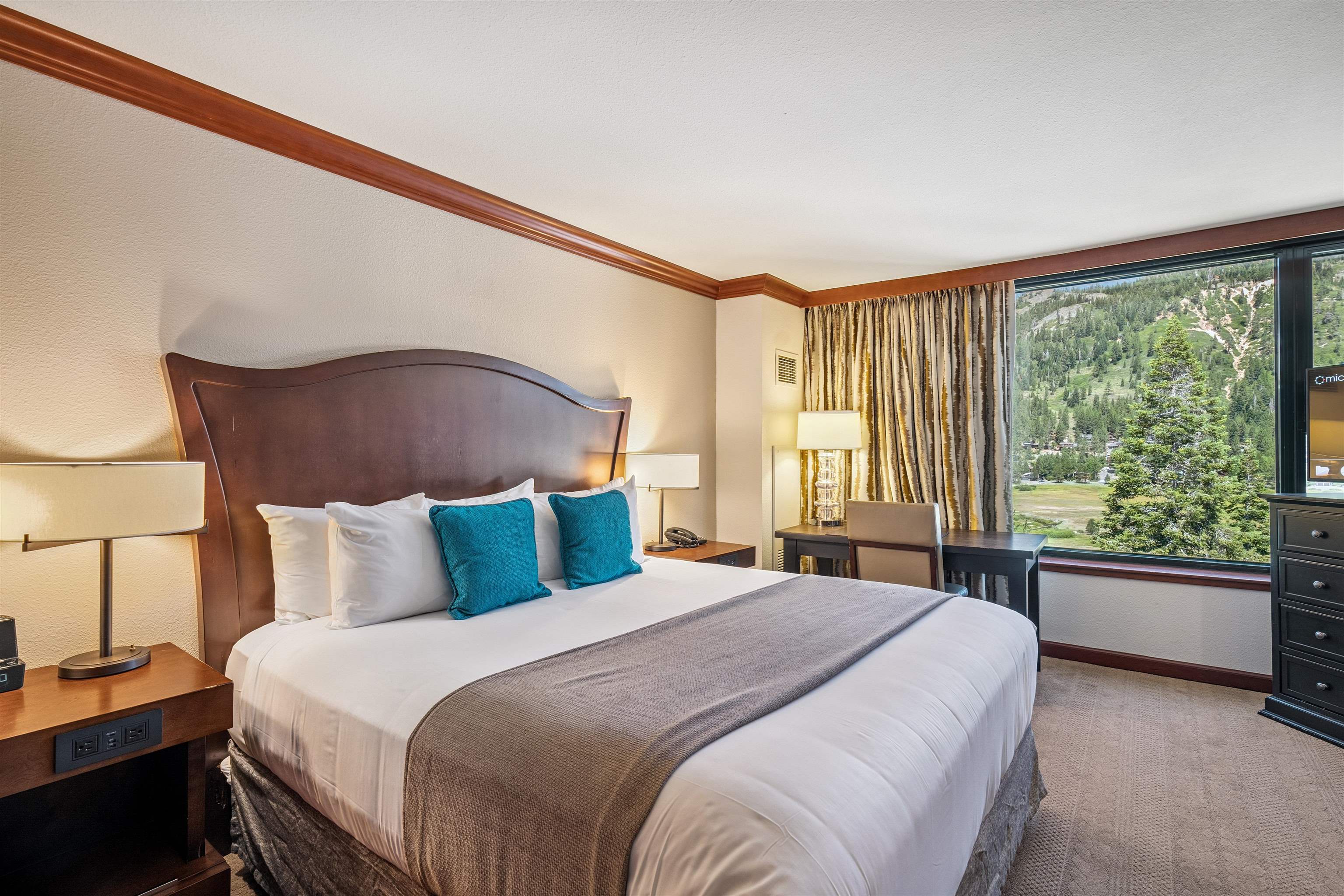 400 Resort Road, Unit 932 Olympic Valley, CA 96146 - Photo 10 of 24 a bedroom with a large bed and a large window