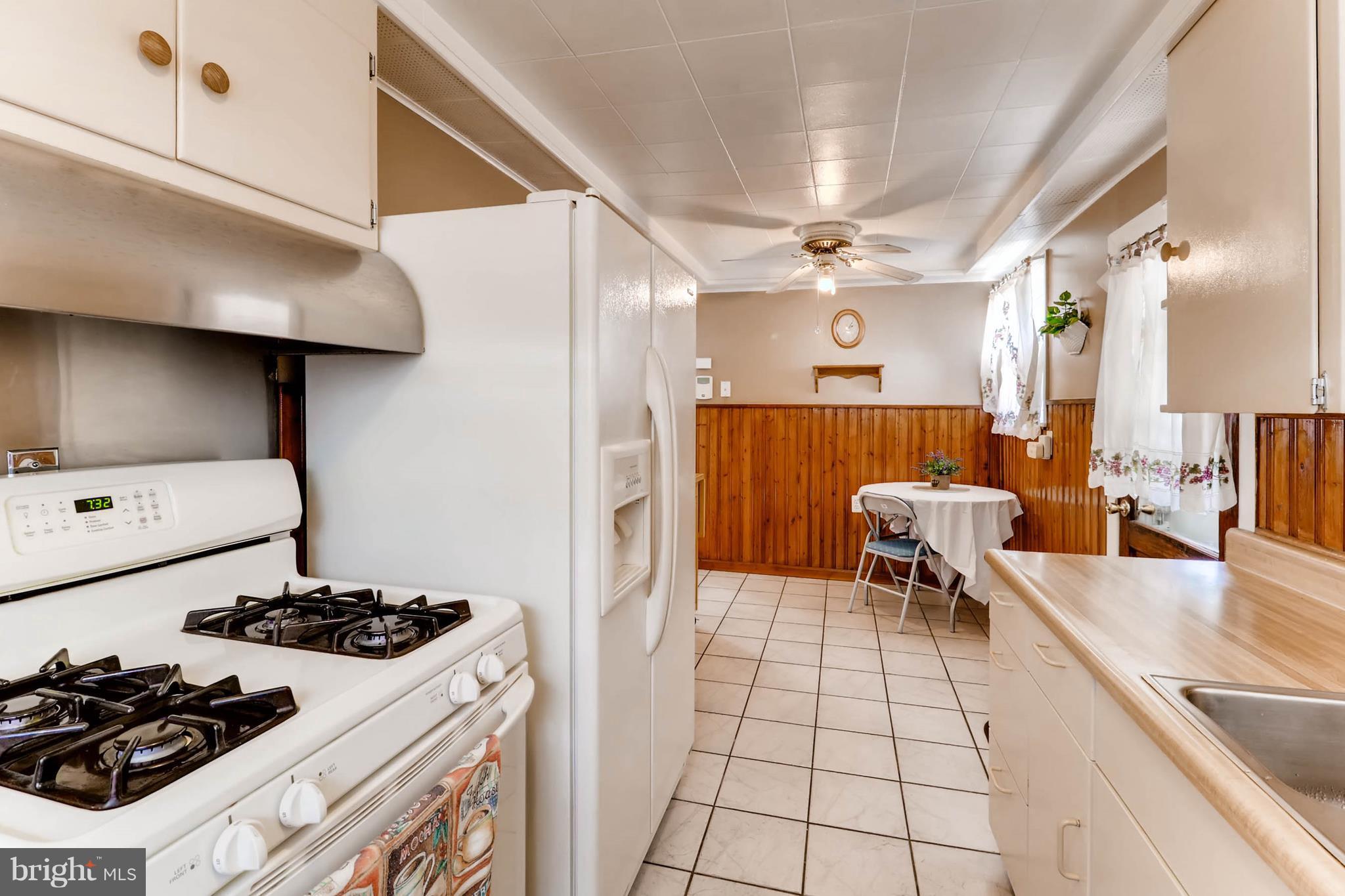 326 Homberg Avenue Baltimore, MD 21221 - Photo 13 of 28 Kitchen