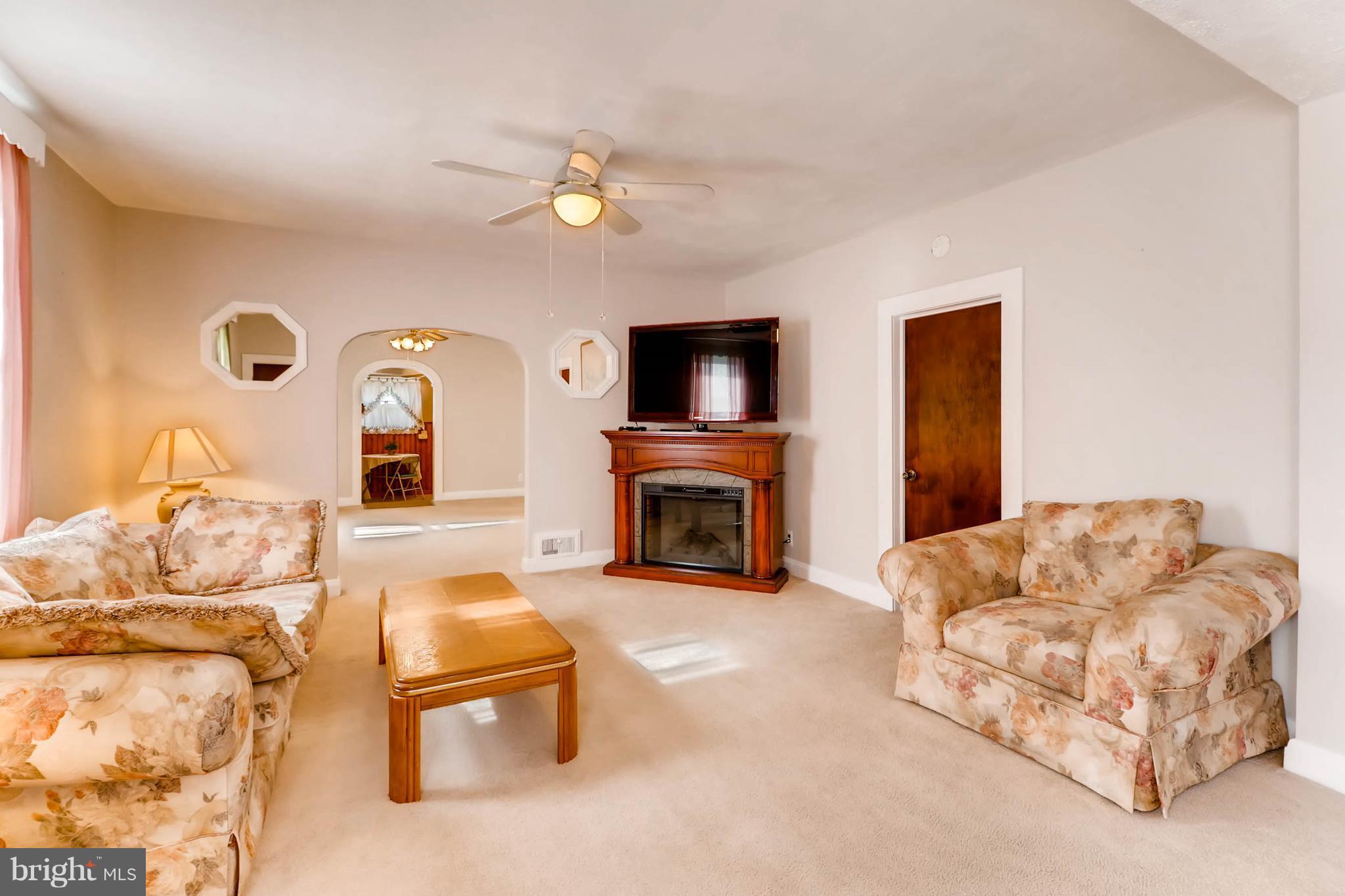 326 Homberg Avenue Baltimore, MD 21221 - Photo 6 of 28 Oversized Living Room