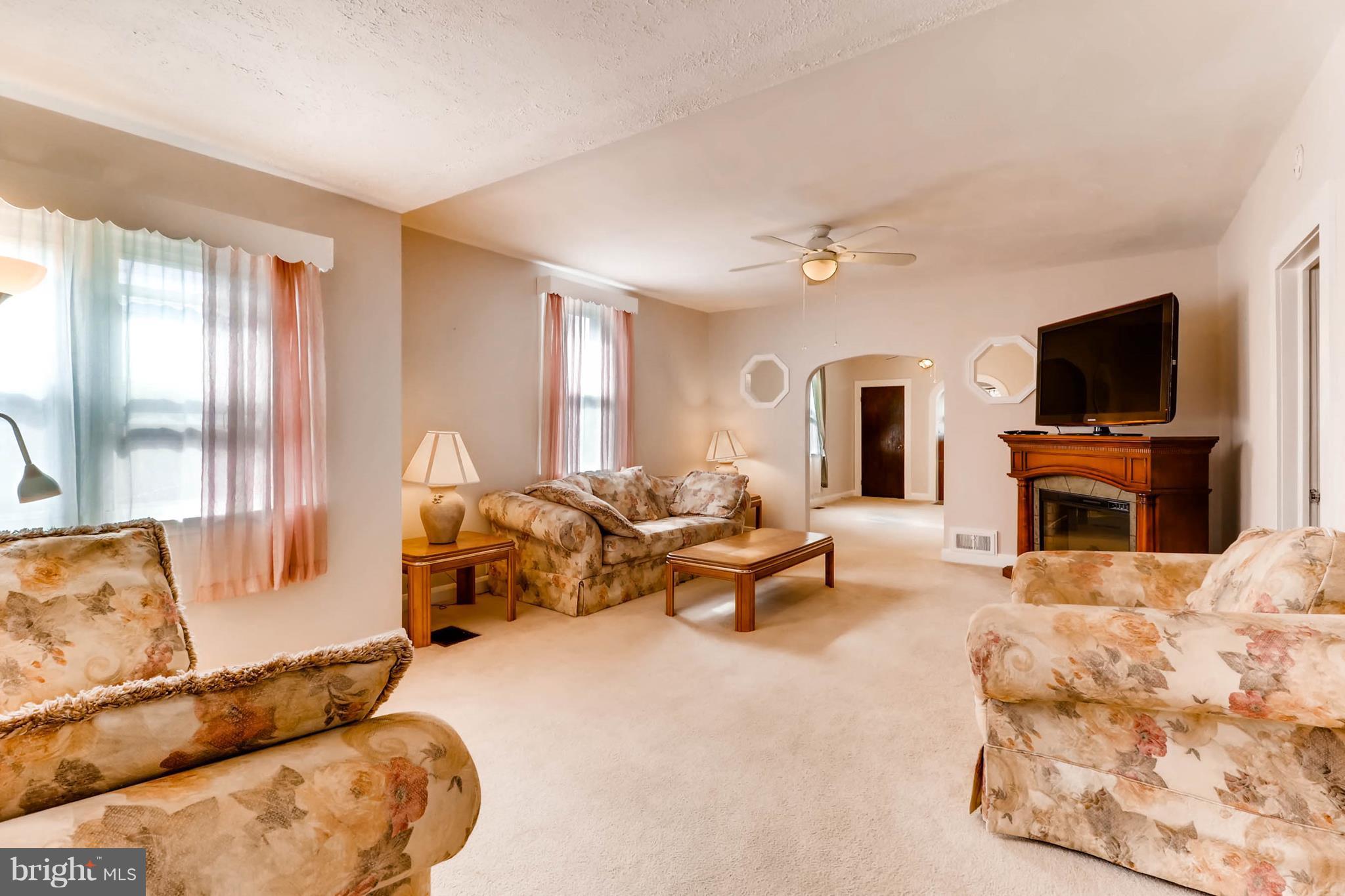 326 Homberg Avenue Baltimore, MD 21221 - Photo 8 of 28 Plenty of room for guests to gather