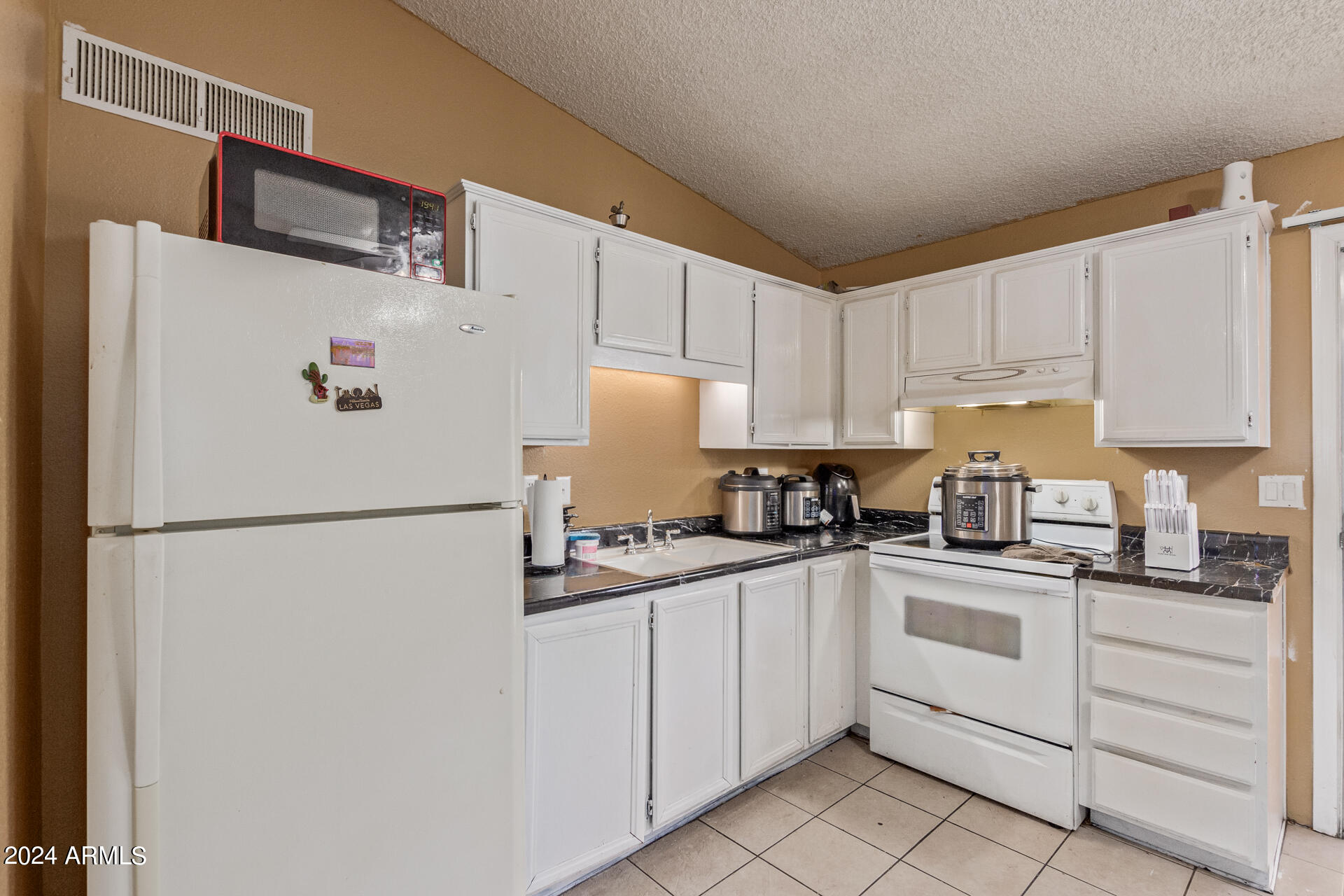 6711 West Osborn Road, Unit 76 Phoenix, AZ 85033 - Photo 11 of 28 11 OSBORN 6711 UNIT 76