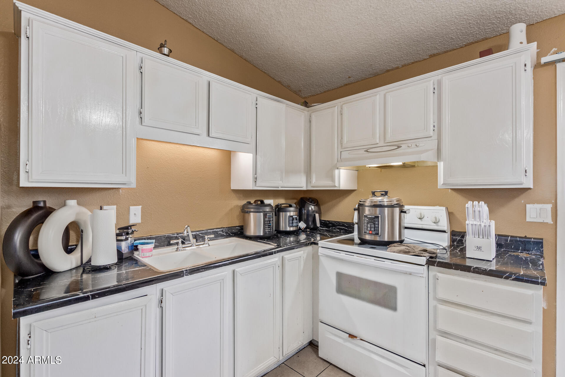 6711 West Osborn Road, Unit 76 Phoenix, AZ 85033 - Photo 12 of 28 12 OSBORN 6711 UNIT 76