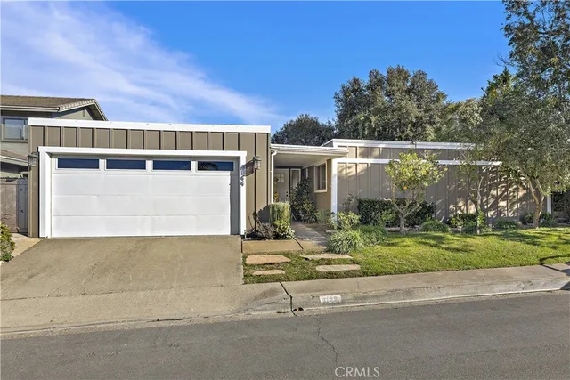 a view of back yard of the house