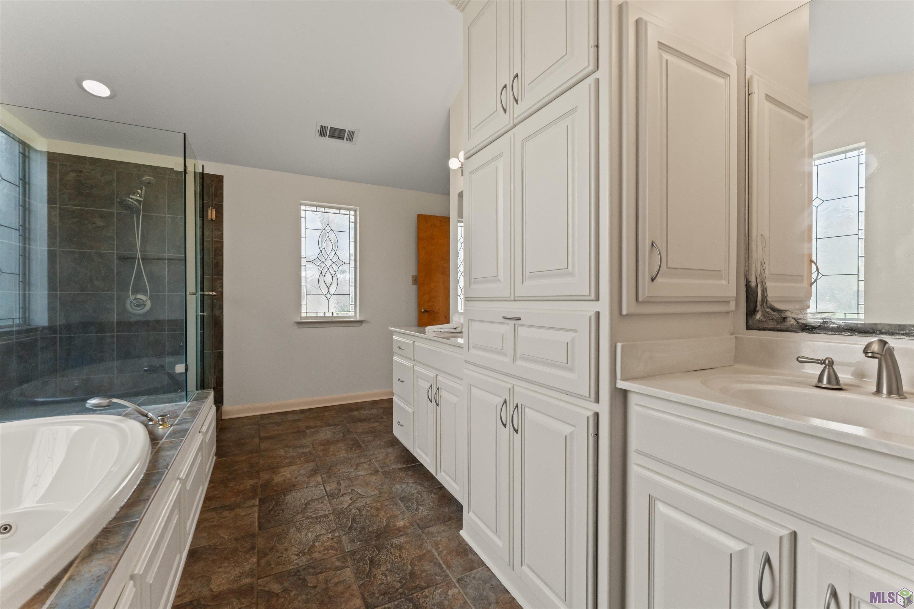 1135 West Lakeview Drive Baton Rouge, LA 70810 - Photo 12 of 27 Primary Bath