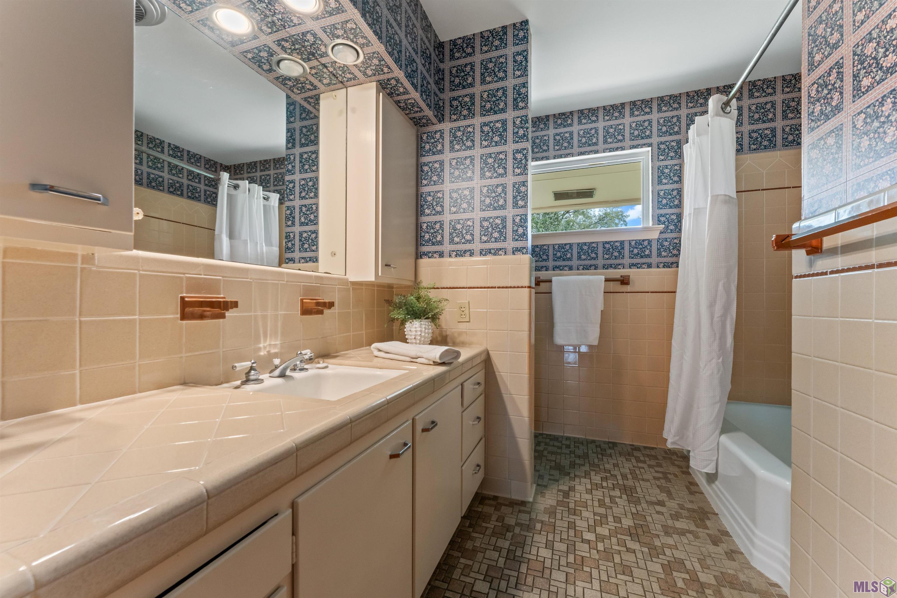 1135 West Lakeview Drive Baton Rouge, LA 70810 - Photo 17 of 27 Hall Bath