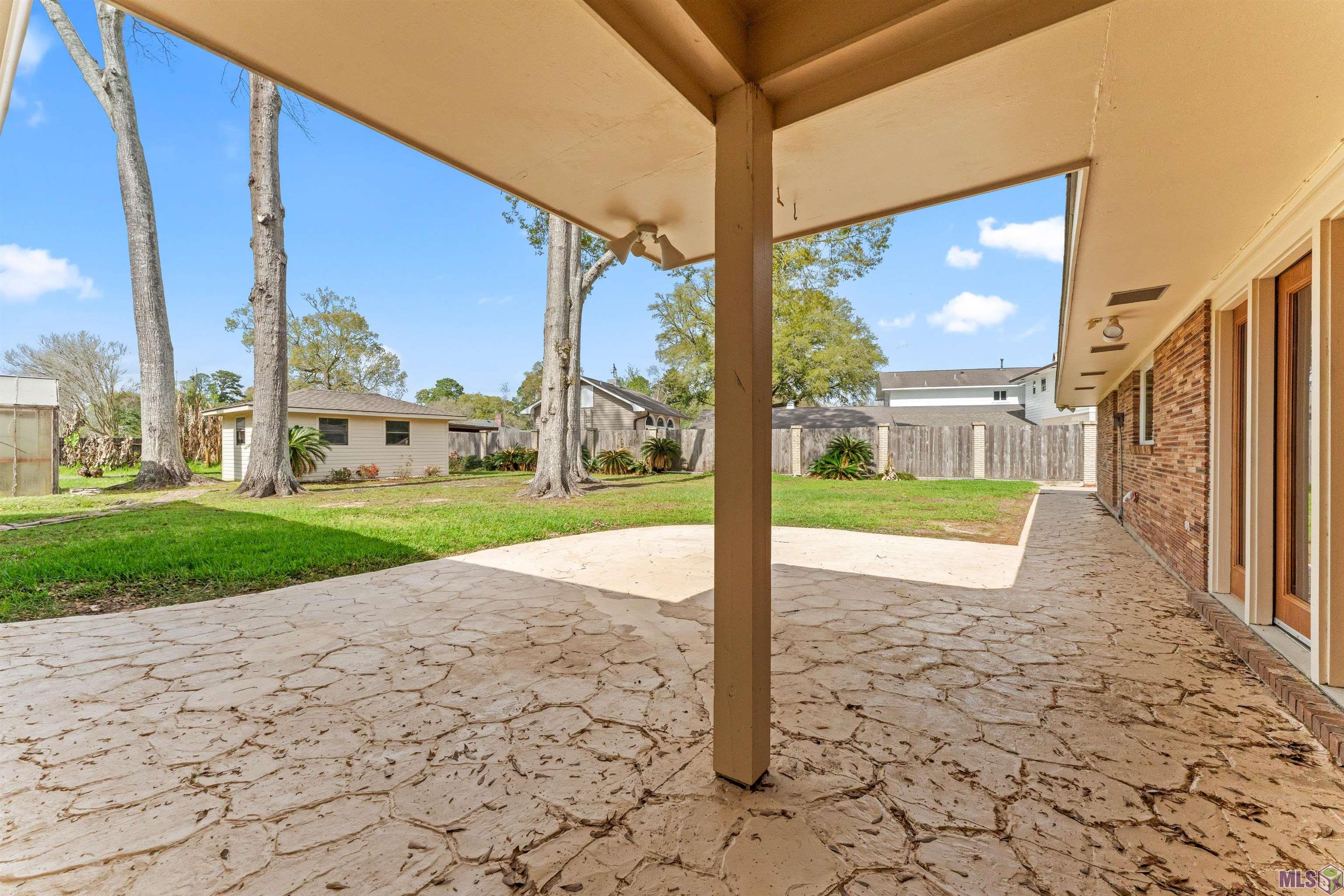 1135 West Lakeview Drive Baton Rouge, LA 70810 - Photo 20 of 27 Back patio