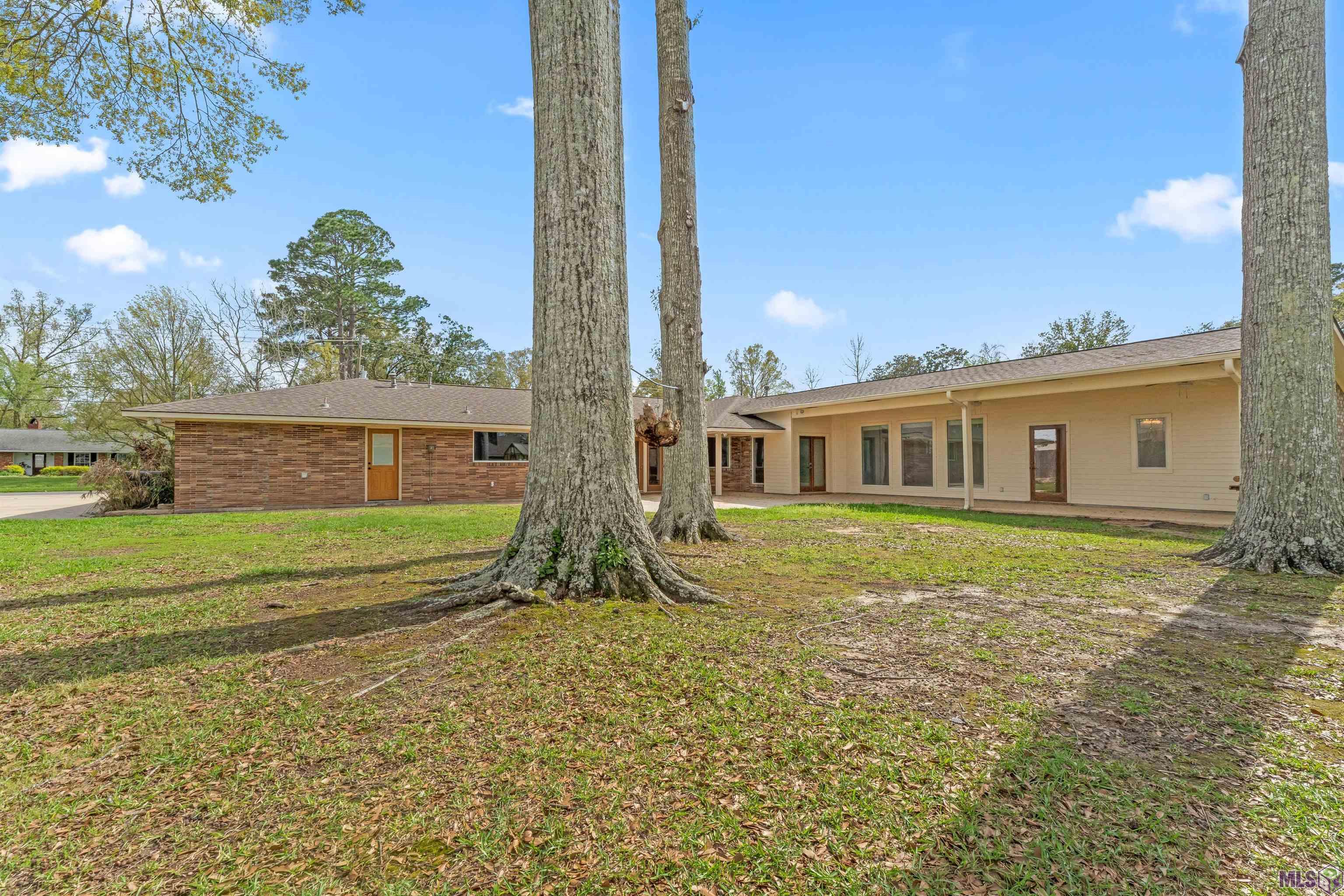 1135 West Lakeview Drive Baton Rouge, LA 70810 - Photo 21 of 27 Back yard