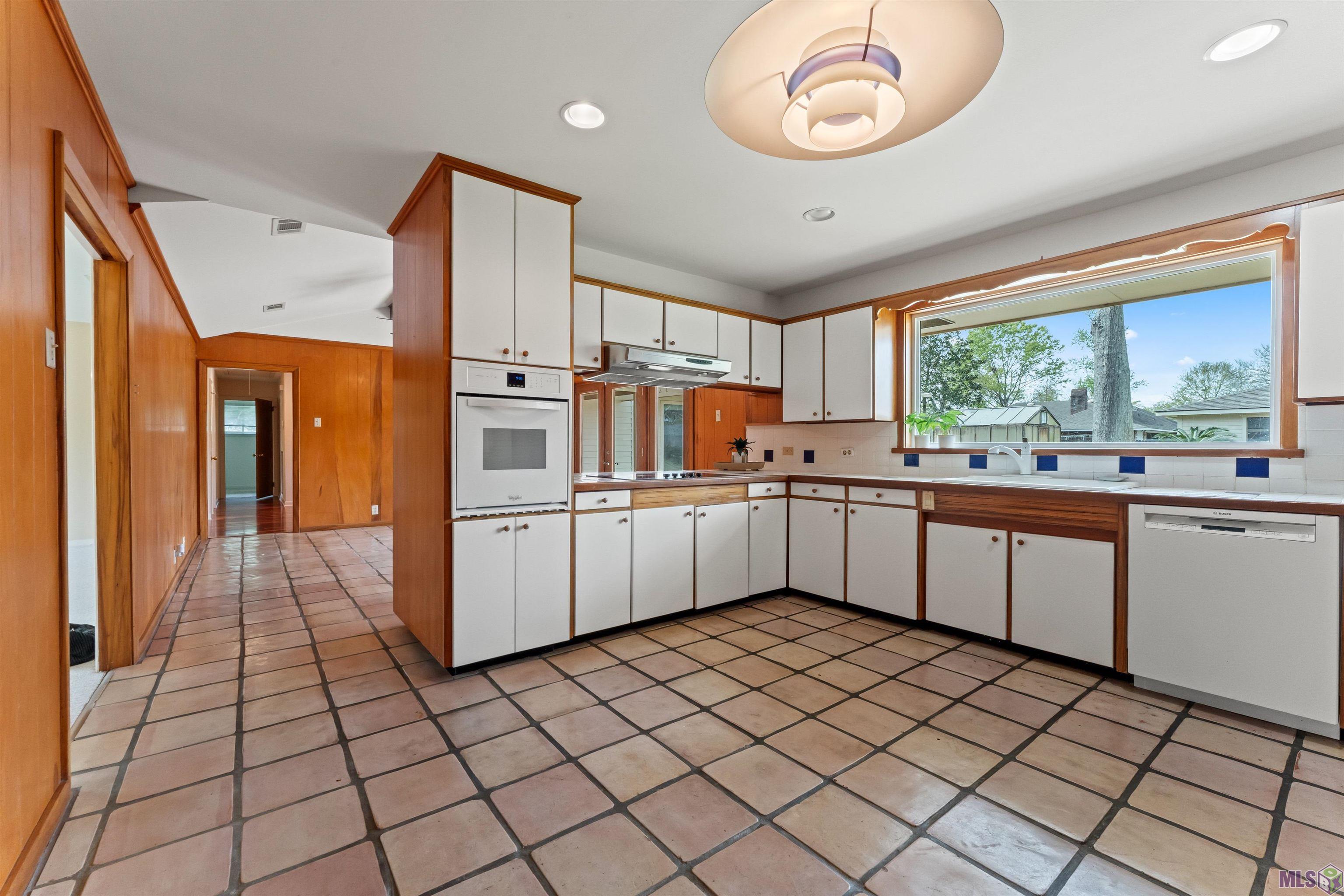 1135 West Lakeview Drive Baton Rouge, LA 70810 - Photo 23 of 27 Kitchen/breakfast area