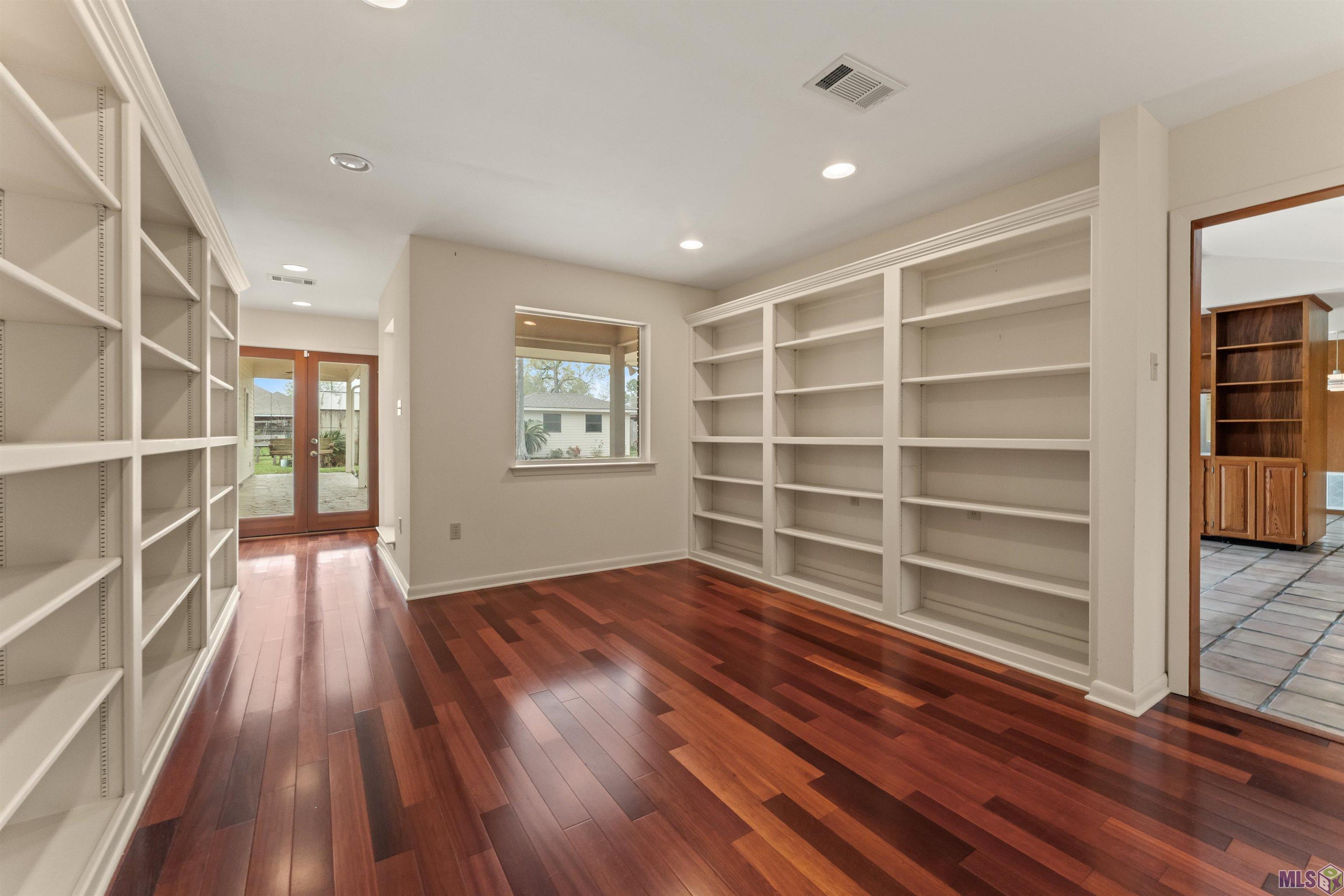 1135 West Lakeview Drive Baton Rouge, LA 70810 - Photo 26 of 27 Flex space off Foyer