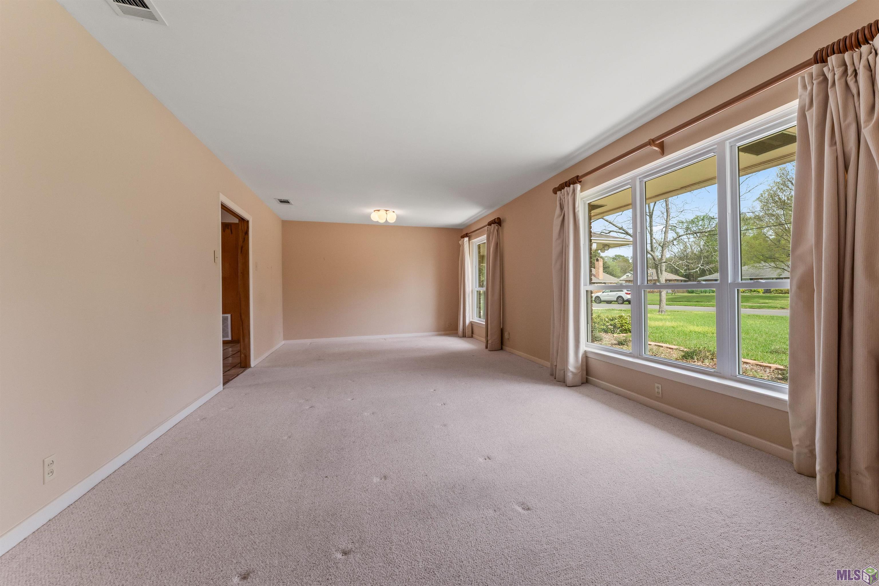 1135 West Lakeview Drive Baton Rouge, LA 70810 - Photo 4 of 27 Living room/dining room
