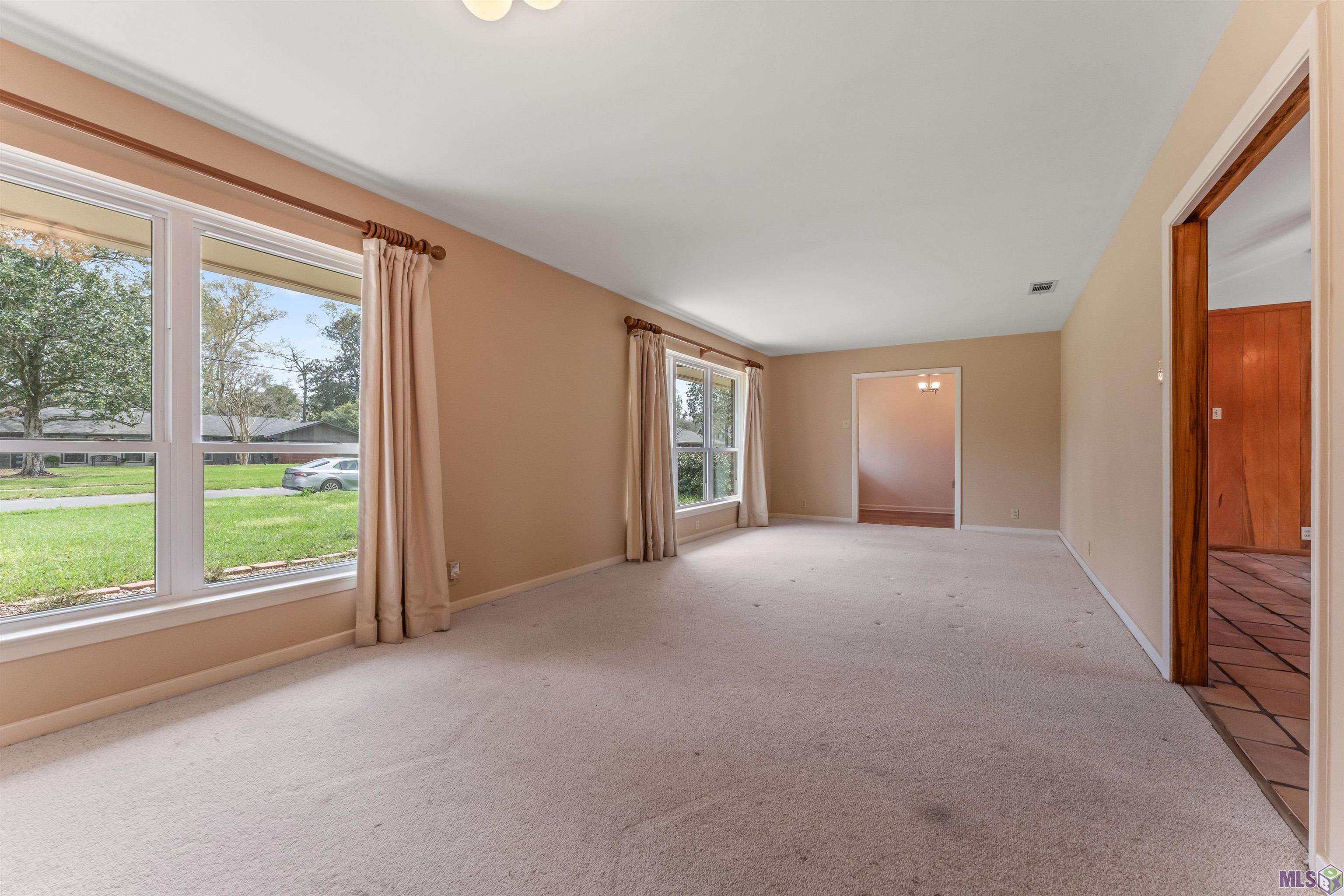 1135 West Lakeview Drive Baton Rouge, LA 70810 - Photo 5 of 27 Dining/living room