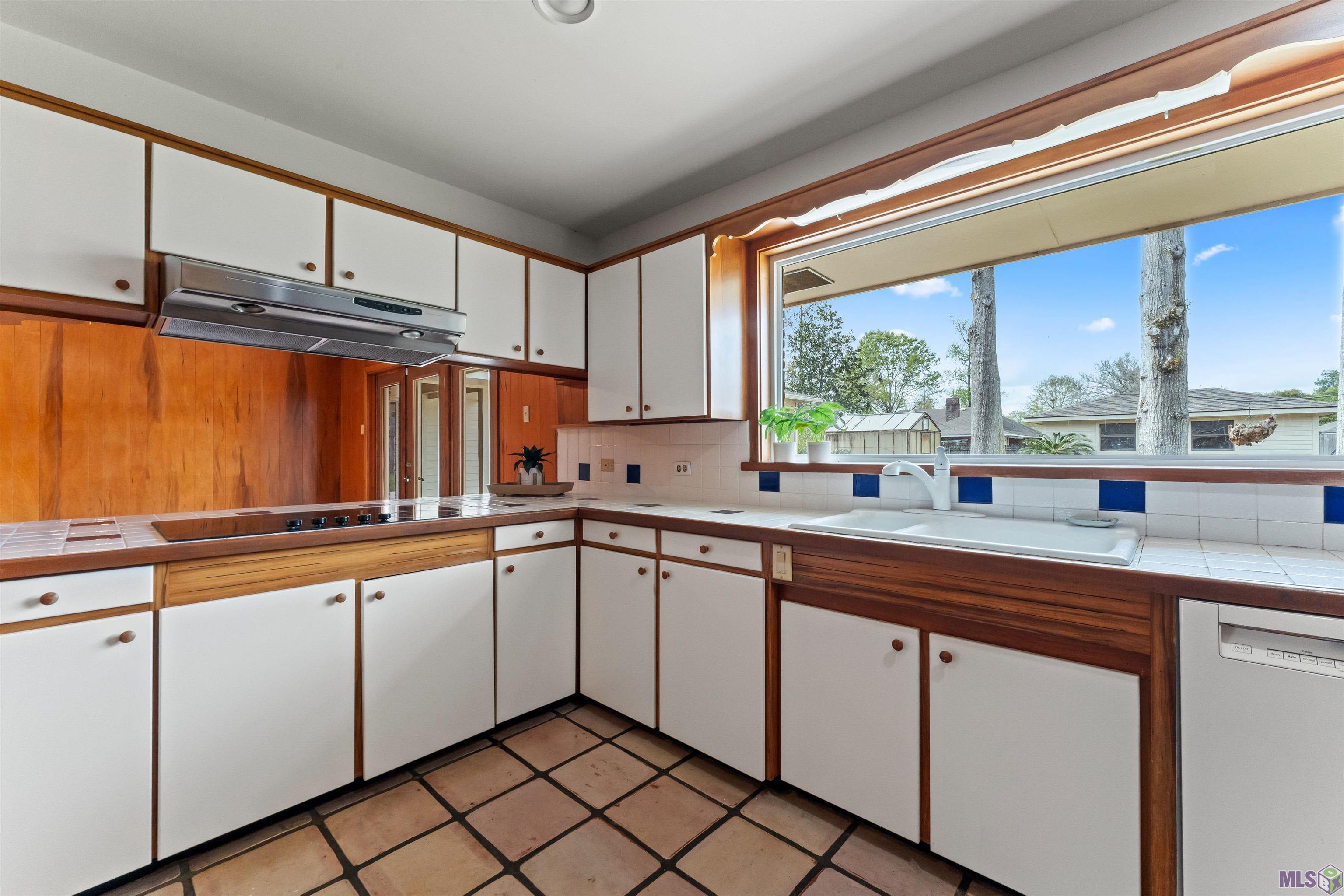 1135 West Lakeview Drive Baton Rouge, LA 70810 - Photo 6 of 27 Kitchen