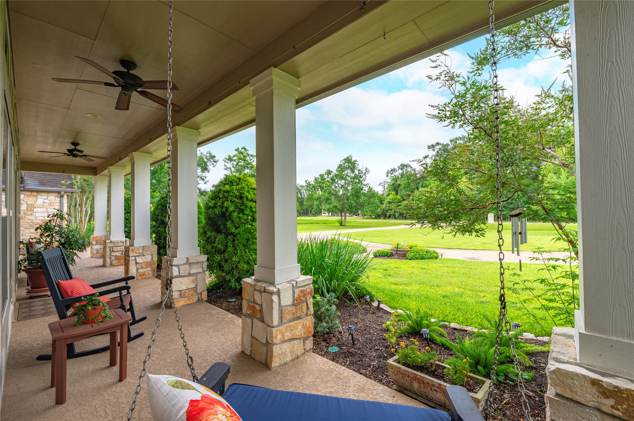 17126 Hamill Drive Rosharon, TX 77583 - Photo 6 of 50 Front porch and front yard views.
