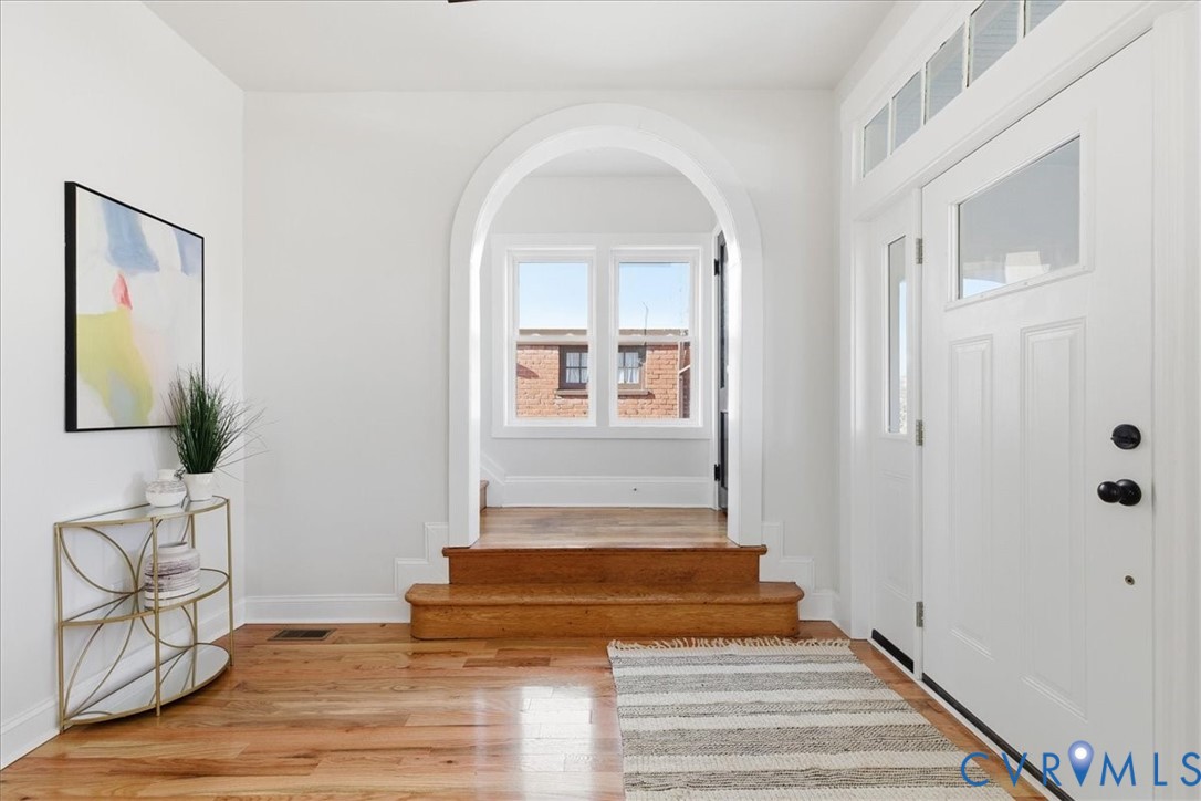 811 Edgehill Road Richmond, VA 23222 - Photo 4 of 40 entrway to the second floor from foyer