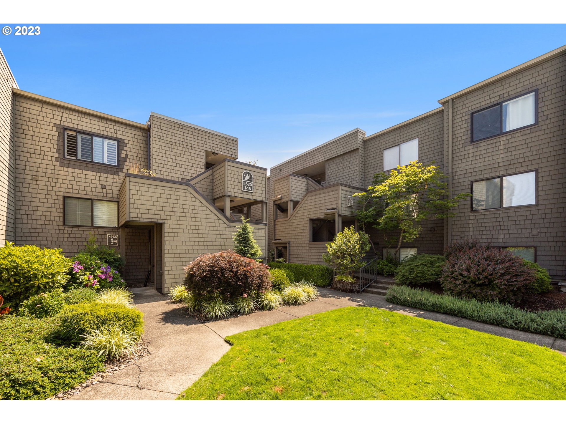 5620 South Riverside Lane, Unit 15 Portland, OR 97239 - Photo 1 of 25 Gallery Image 1