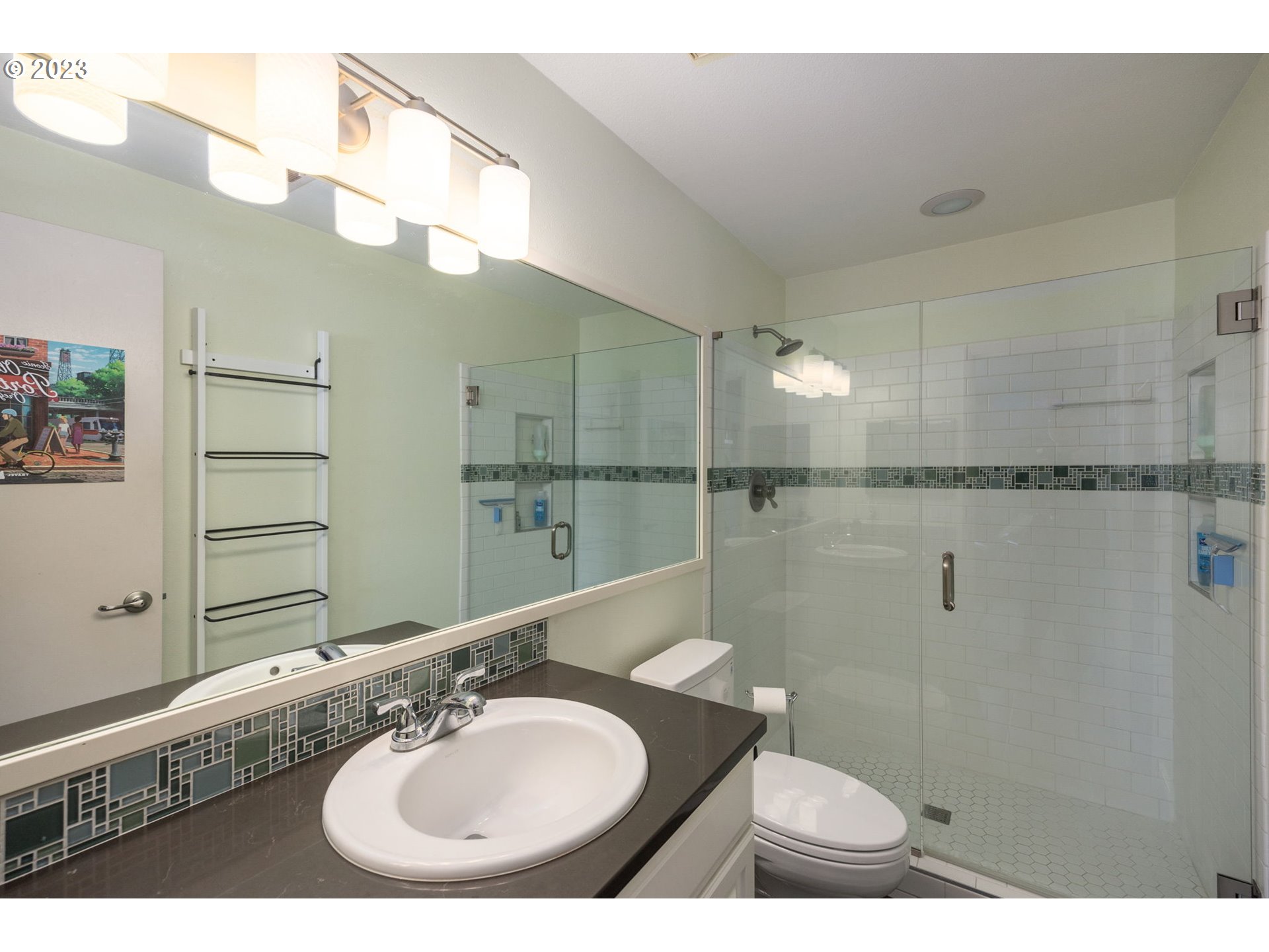 5620 South Riverside Lane, Unit 15 Portland, OR 97239 - Photo 16 of 25 Gallery Image 16