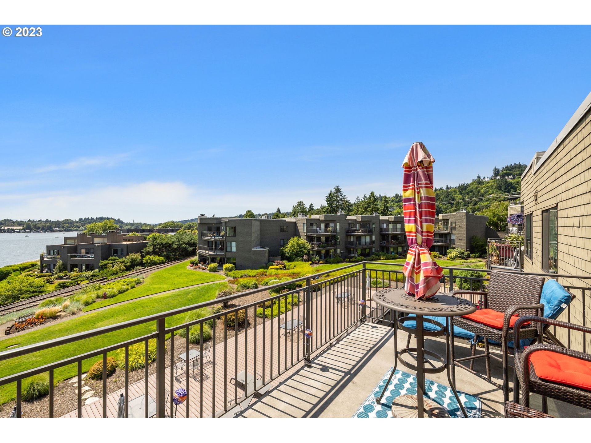 5620 South Riverside Lane, Unit 15 Portland, OR 97239 - Photo 20 of 25 Gallery Image 20