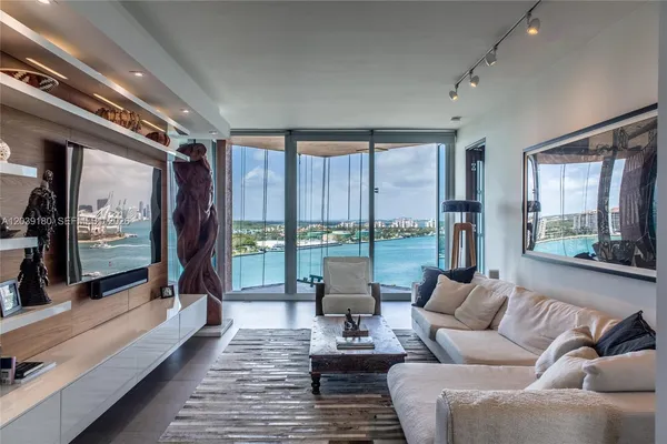 $12,500 | 300 South Pointe Drive, Unit 1502, Miami Beach, FL 33139